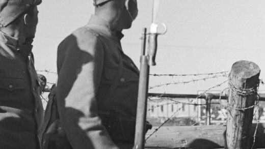 【jpg清晰版】日本士兵上海极司菲尔铁路桥.jpg