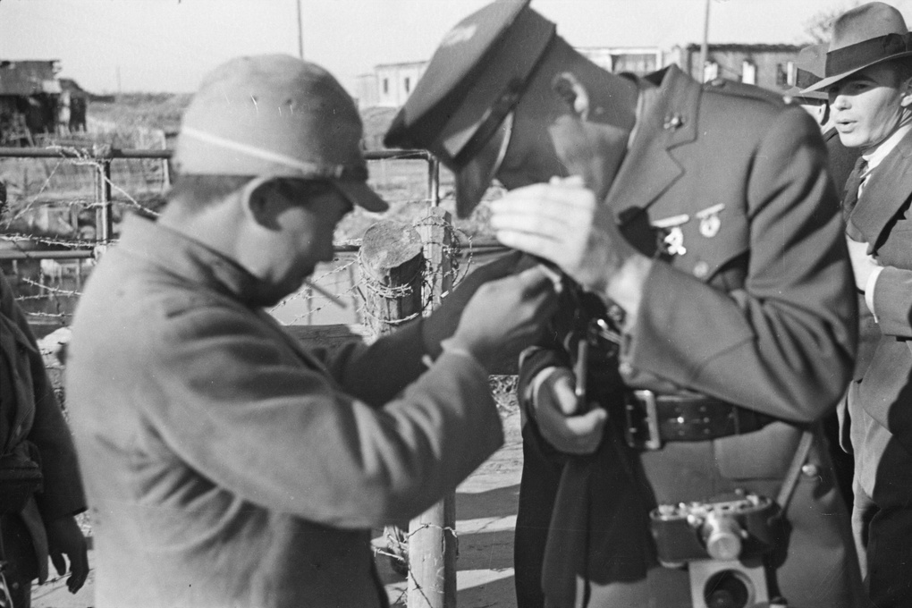 【JPG清晰版】日本士兵为美国军官点烟上海铁路桥