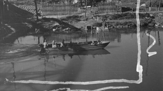 【jpg清晰版】日本士兵在摩托艇上上海.jpg
