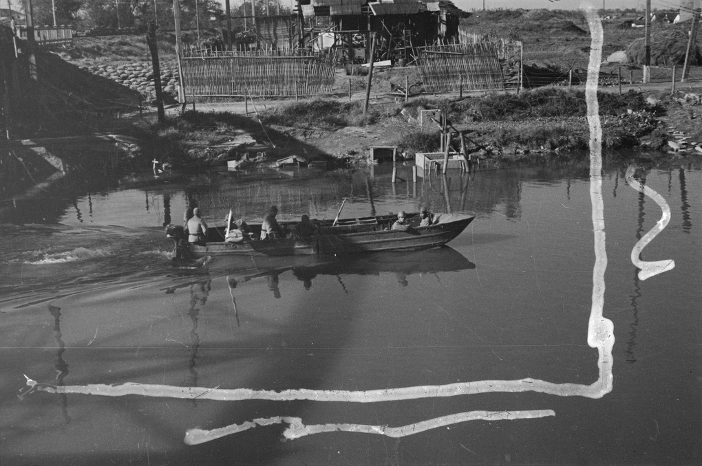 【JPG清晰版】日本士兵在摩托艇上上海
