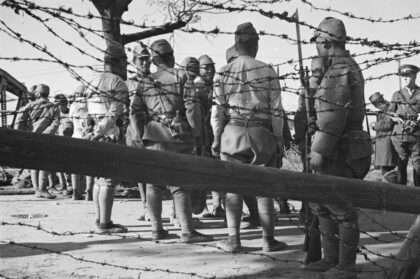 【jpg清晰版】日本士兵极司菲尔铁路桥上海.jpg