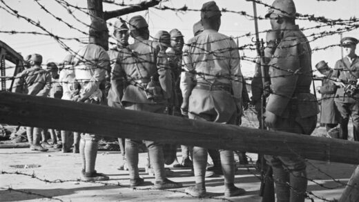 【jpg清晰版】日本士兵极司菲尔铁路桥上海.jpg