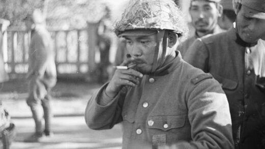 【jpg清晰版】日本士兵极司菲尔铁路桥上海.jpg