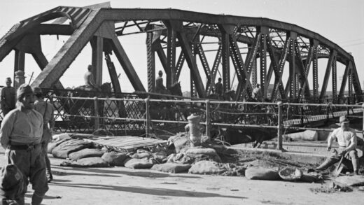 【jpg清晰版】日本骑兵正在跨越上海极司菲尔路铁路桥.jpg