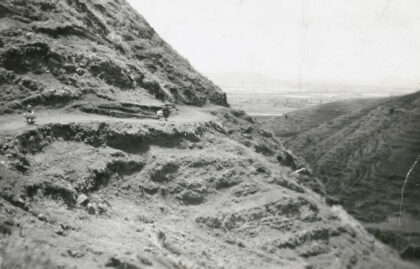 【jpg清晰版】昭通附近山路上的挑夫.jpg