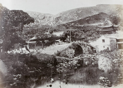 【jpg清晰版】普陀山寺庙内的莲池与石桥.jpg