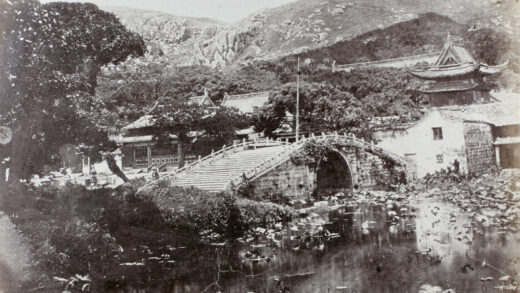 【jpg清晰版】普陀山寺庙内的莲池与石桥.jpg