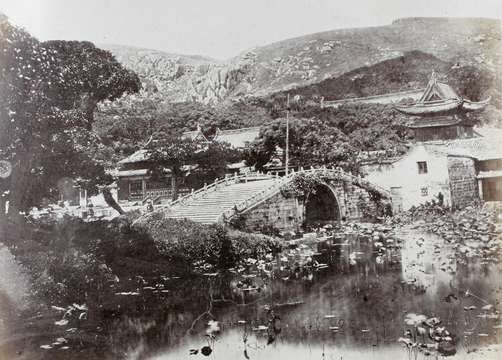 【JPG清晰版】普陀山寺庙内的莲池与石桥