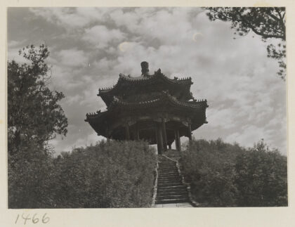 【jpg清晰版】景山公园的小双檐八角亭.jpg