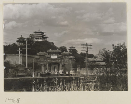 【jpg清晰版】景山公园的牌楼和万春亭两侧是富兰亭和周山亭.jpg
