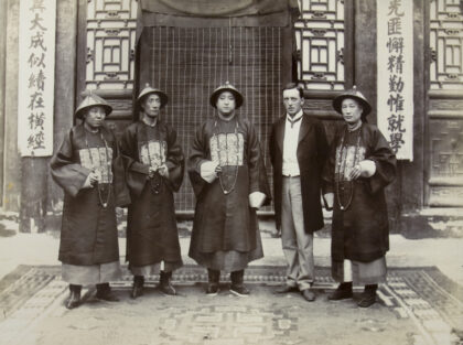 【jpg清晰版】杜孔与其他中国官员及庄士敦曲阜.jpg