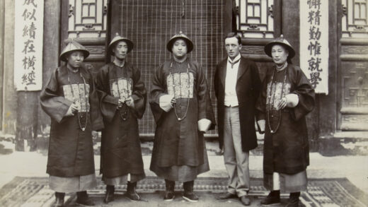 【jpg清晰版】杜孔与其他中国官员及庄士敦曲阜.jpg