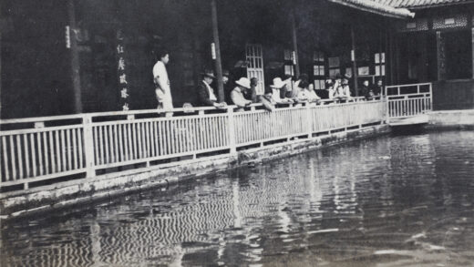 【jpg清晰版】杭州圣鱼池的游客.jpg