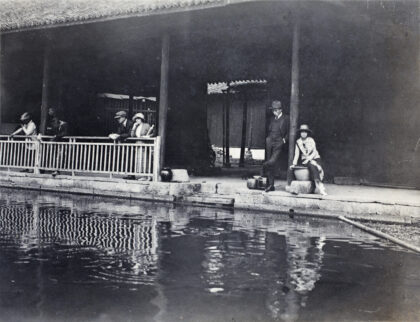【jpg清晰版】杭州圣鱼池的游客.jpg