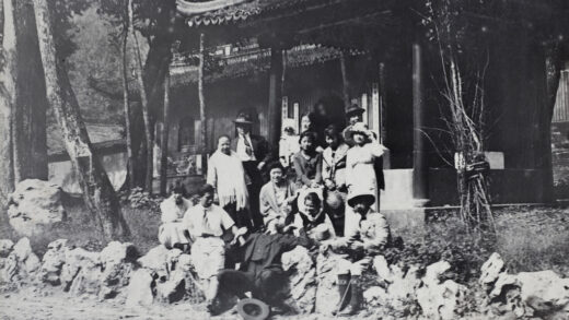 【jpg清晰版】杭州某寺庙外的人群.jpg