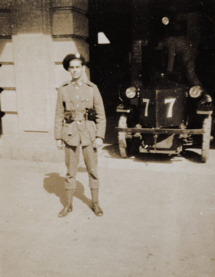 【jpg清晰版】杰克·埃夫格雷夫与上海义勇队第七号装甲车1932年.jpg