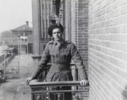 【jpg清晰版】杰克·埃夫格雷夫在上海赛马场看台阳台1932年.jpg