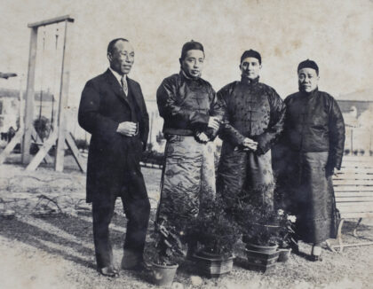 【jpg清晰版】查尔斯·哈钦森身穿中国服装与三名身份不明的男子在虹口区通山路35号的花园里上海.jpg