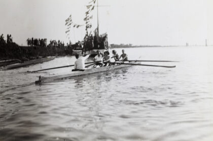【jpg清晰版】格拉迪斯·埃夫格雷夫参加1932年上海亨利赛艇会女子四人艇比赛.jpg