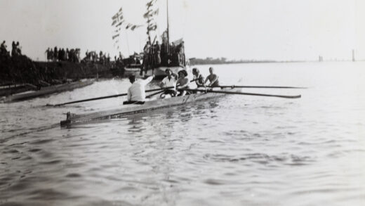 【jpg清晰版】格拉迪斯·埃夫格雷夫参加1932年上海亨利赛艇会女子四人艇比赛.jpg