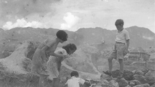 【jpg清晰版】格拉迪斯和吉姆·哈钦森、帕特里夏·托雷森和奥拉夫·库尔斯塔德在香港旺角陆军体育场附近玩耍.jpg