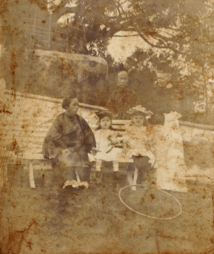 【jpg清晰版】格拉迪斯和艾琳·休斯与厦门华人保姆1891年.jpg