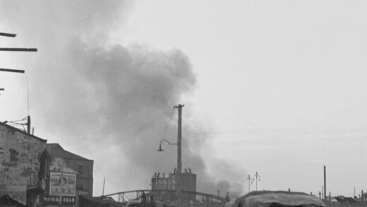 【jpg清晰版】桥梁、路障、沙袋、烟雾——上海.jpg