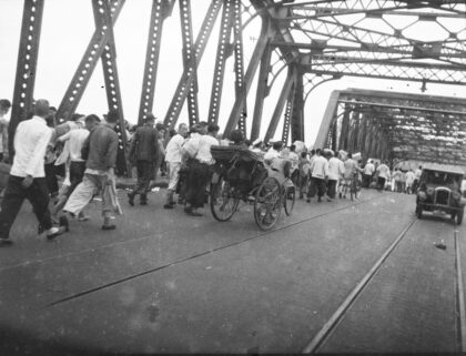 【jpg清晰版】步行穿过外白渡桥的难民上海1937年8月.jpg