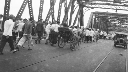 【jpg清晰版】步行穿过外白渡桥的难民上海1937年8月.jpg