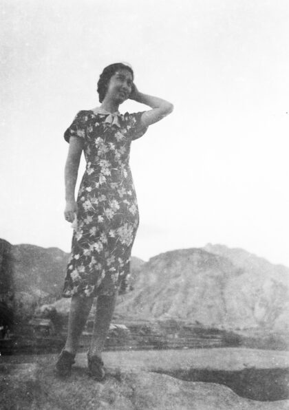 【jpg清晰版】比·哈钦森身着花卉印花连衣裙的模特照香港.jpg