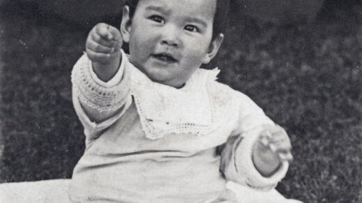 【jpg清晰版】比娅·哈钦森坐在上海虹口区唐山路35号花园里的一张婴儿被上.jpg