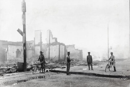 【jpg清晰版】汉口外国士兵与中国士兵站在倒下的电线杆旁.jpg