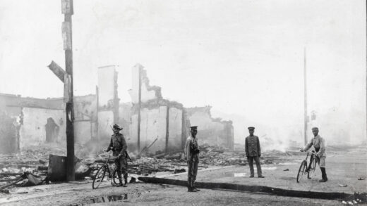 【jpg清晰版】汉口外国士兵与中国士兵站在倒下的电线杆旁.jpg