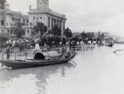 【jpg清晰版】汉口江畔的舢板在1931年洪灾期间武汉.jpg