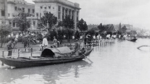 【jpg清晰版】汉口江畔的舢板在1931年洪灾期间武汉.jpg