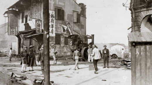 【jpg清晰版】汉口油漆店旁的蒸汽压路机.jpg