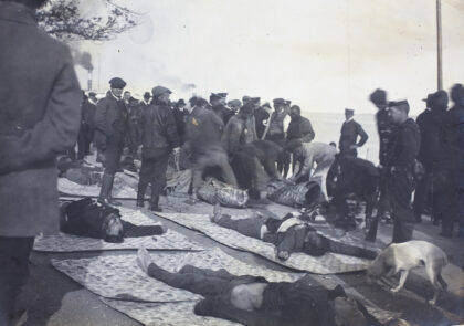 【jpg清晰版】汉口英租界阵亡共和党士兵遗体排于垫上.jpg