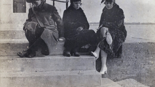 【jpg清晰版】汤姆·哈钦森与两位身份不明的年轻女子吴淞1920年2月.jpg