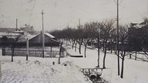 【jpg清晰版】汤姆·哈钦森从窗口望出去的冬日雪景上海虹口区通山路35号1919年2月.jpg