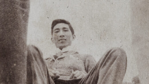 【jpg清晰版】汤姆·哈钦森在黄浦江游览船上倚靠十字系缆桩摆姿势上海.jpg