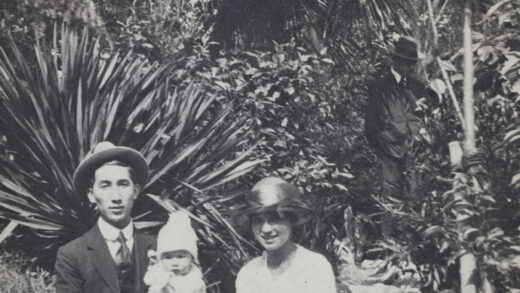 【jpg清晰版】汤姆、莎拉和碧·哈钦森在上海蔻卡扎公园1923年6月.jpg