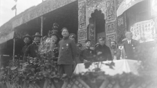 【jpg清晰版】汪精卫、蒋介石与伍朝枢广州1926年1月.jpg