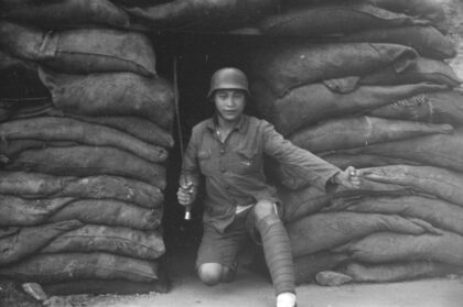 【jpg清晰版】沙袋旁的中国士兵上海北站.jpg