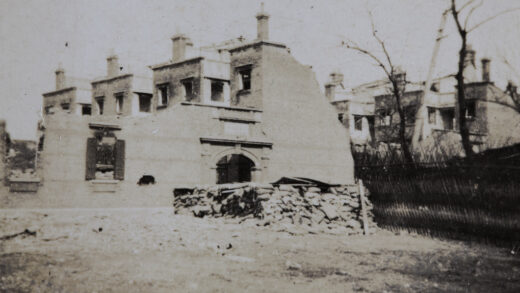 【jpg清晰版】沙袋防御的岗哨与战损建筑上海1932年.jpg