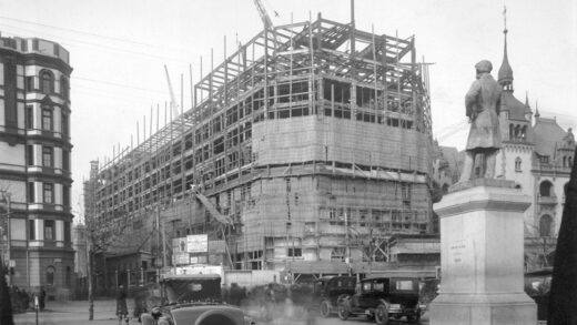 【jpg清晰版】沙逊大厦（华懋饭店）施工中上海1928年1月.jpg