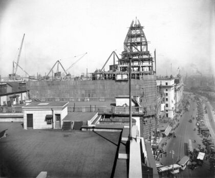【jpg清晰版】沙逊大厦（华懋饭店）施工中上海外滩1928年.jpg