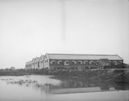 【jpg清晰版】河边仓库广州1907年.jpg