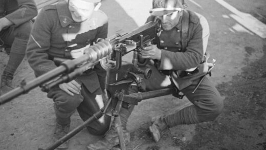 【jpg清晰版】法国士兵在上海持机枪摆拍.jpg