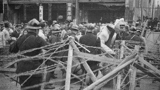 【jpg清晰版】法国士兵在上海的路障旁检查行李.jpg