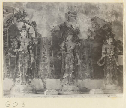 【jpg清晰版】法源寺寺庙内部展示三尊菩萨雕像和壁画细节.jpg